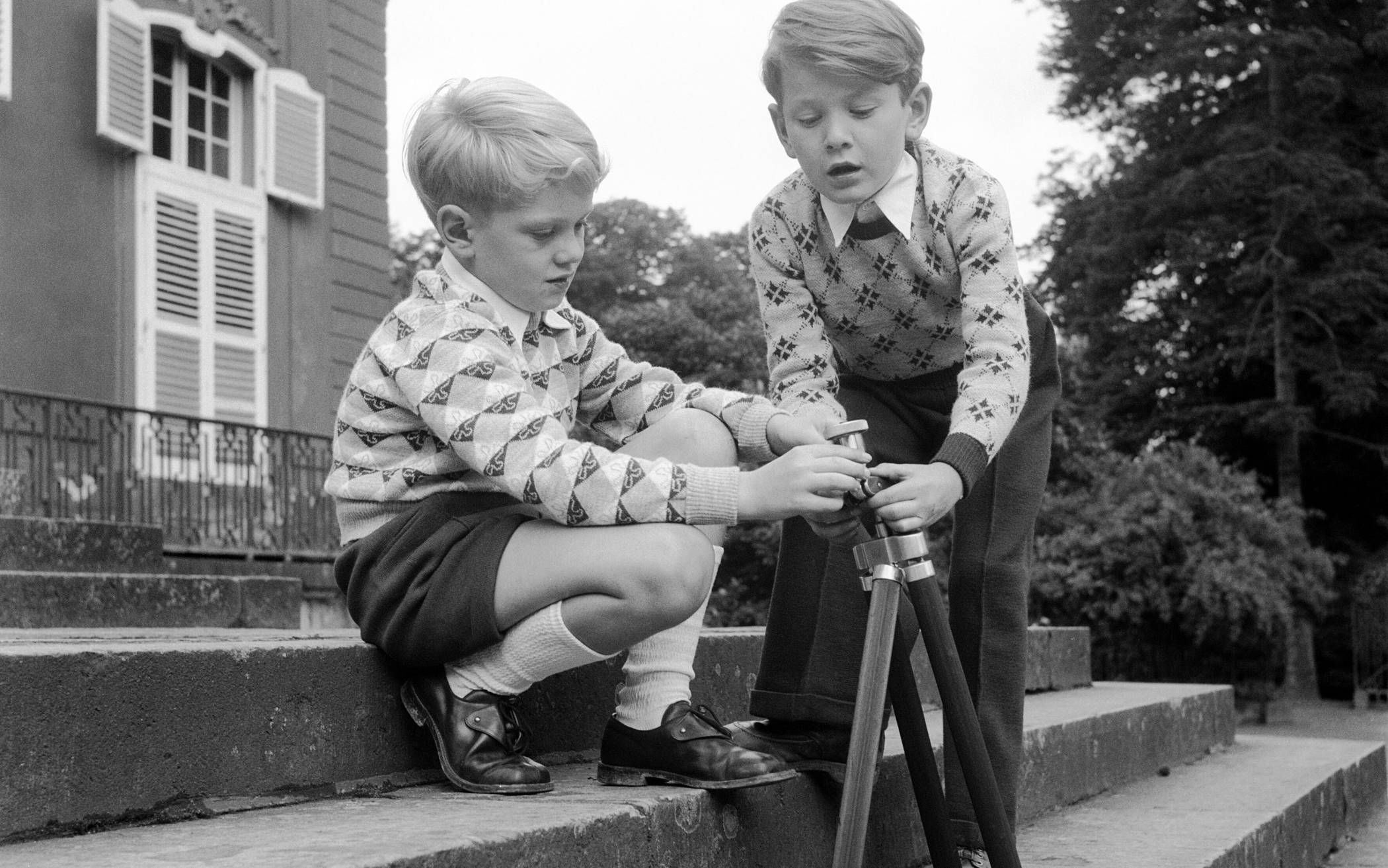  Zwei Jungs vorm Schloss, eine Aufnahme aus dem Jahr 1953. 